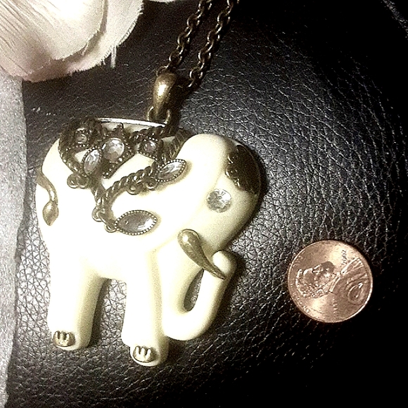 Big elephant charm necklace - Picture 3 of 3